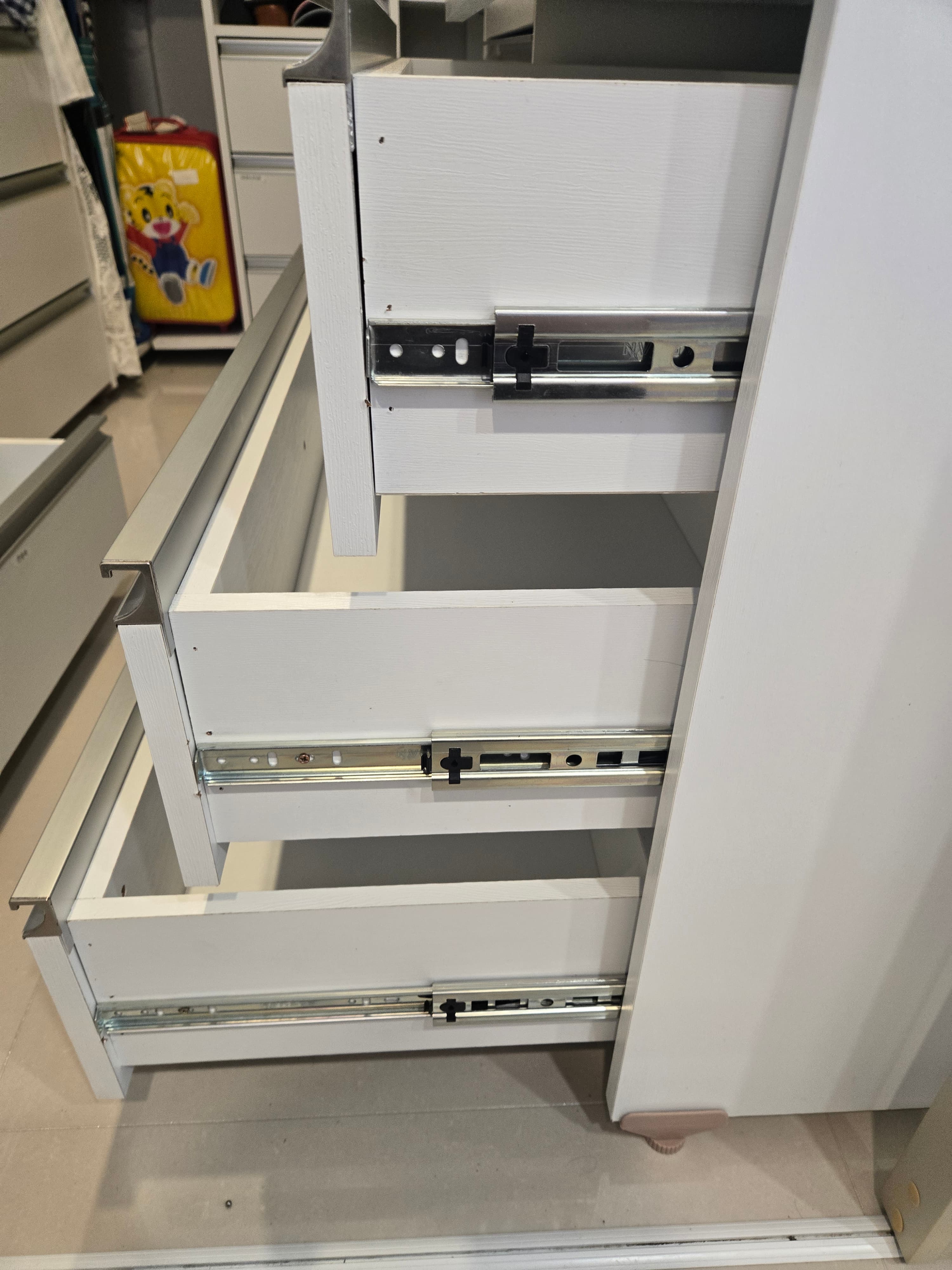 서랍 볼레일 교체 후