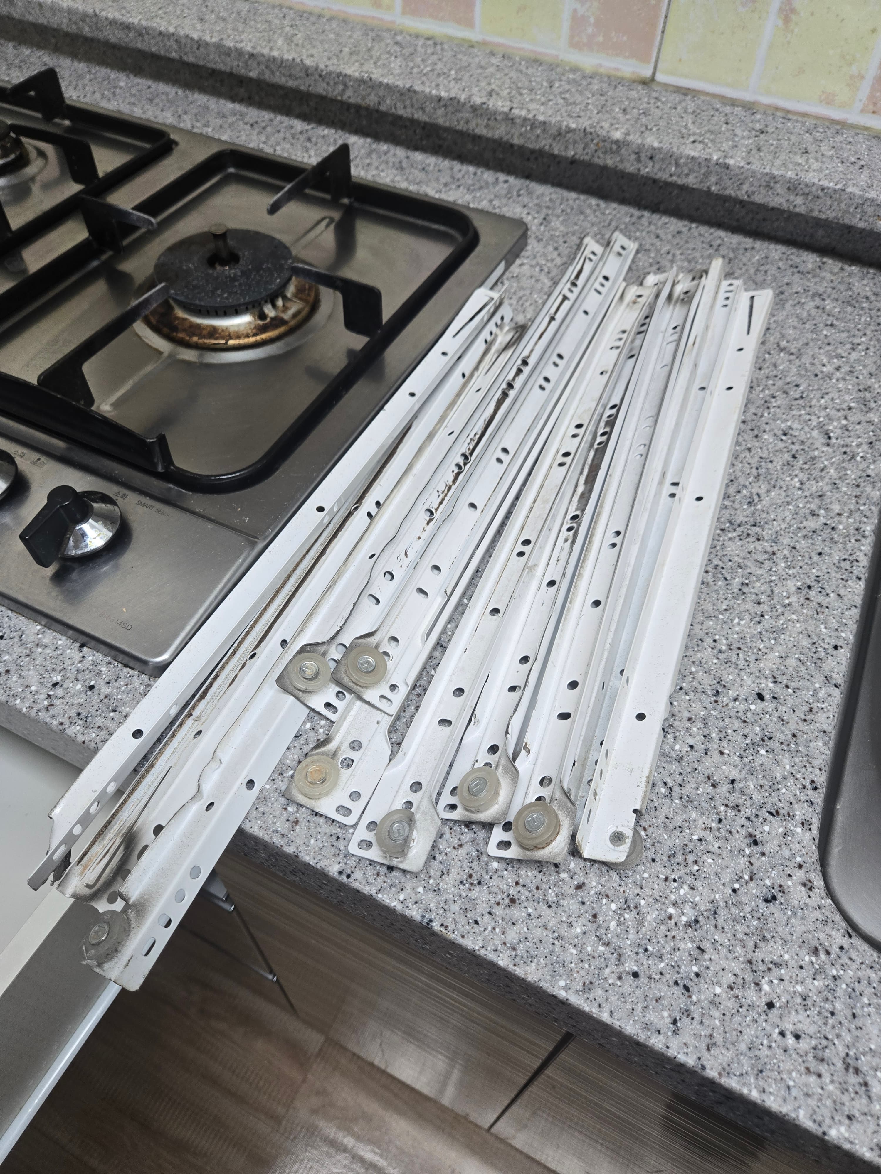 서랍 철레일 교체 전